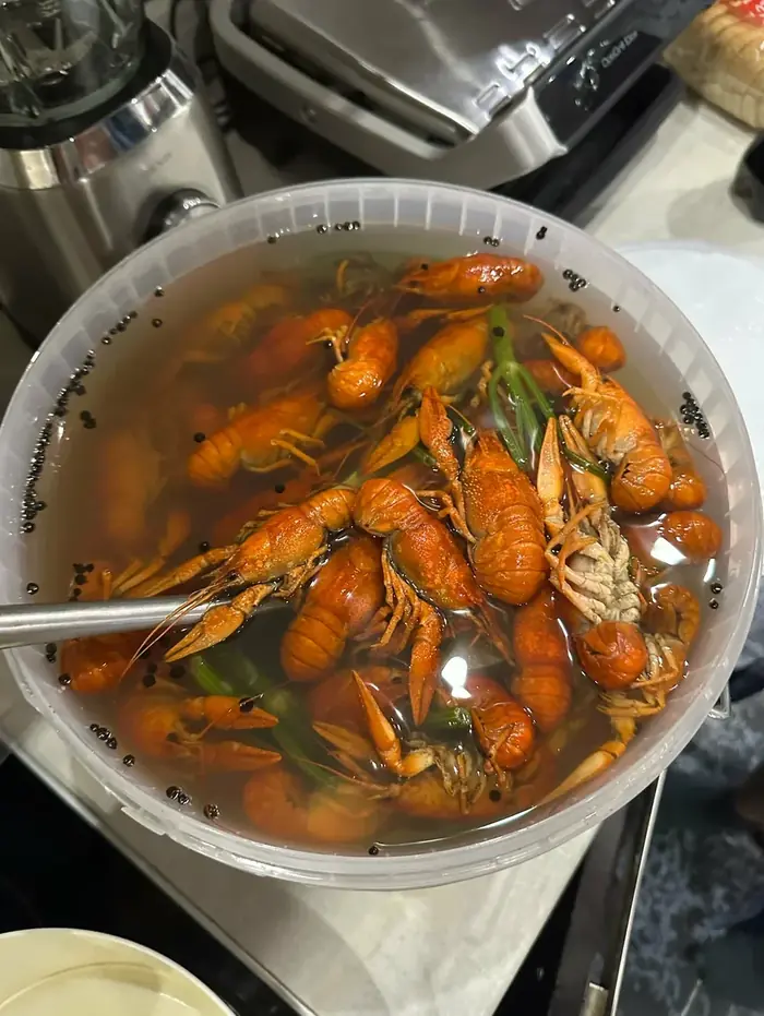 Варёные раки в ведре с рассолом